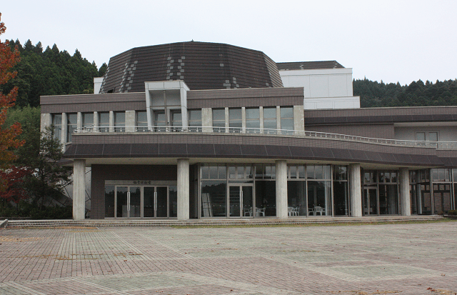 写真1：石川県七尾市中島町にある文化的活動のシンボルとなっている能登演劇堂の写真。俳優の仲代達矢さん監修の劇場。