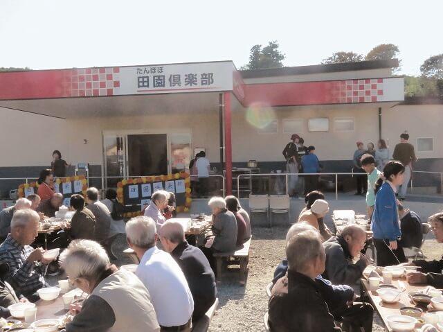 写真7：たんぽぽ自然農園で収穫された野菜を使ったデイサービス田園倶楽部での芋煮会の様子を表す写真。