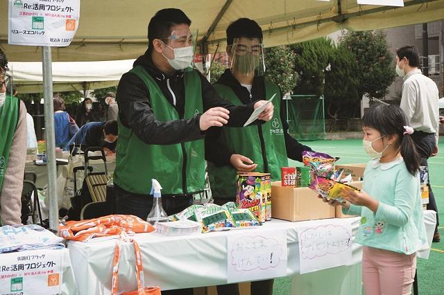 写真7：本郷百貨店祭りで書生たちが商店街の一員となって支える様子を表す写真。