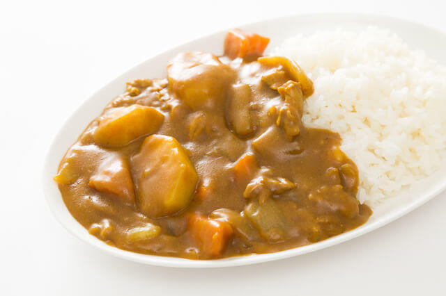 ひとつの料理で副菜と主菜を含む、食事バランスガイドで複合料理と言われるカレーライスの写真。主食には、ごはん、パン、麺などの種類がある。