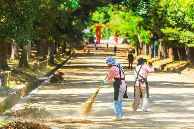 画像2：公園の清掃をするボランティアの写真