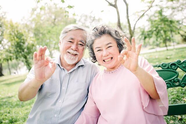 画像：笑顔で健康的な高齢の男女の写真