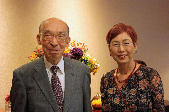 写真：第10回対談風景写真。祖父江理事長と上野千鶴子氏。