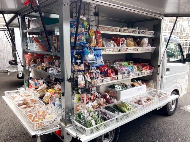 写真1、とれたて食楽部の移動販売車の写真。移動販売車は移動式の直売所だ。