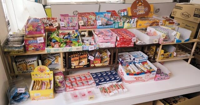 写真4、併設の駄菓子屋の店内写真。駄菓子屋は子どもたちの集いの場である。