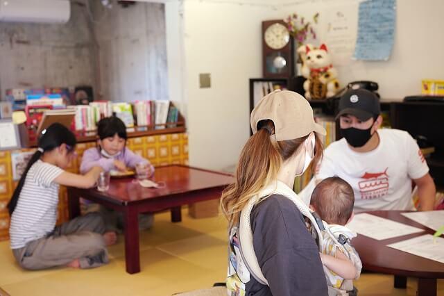 写真5、「みどりtoゆかり日の里」の畳スペースの写真。赤ちゃん連れも安心して利用できる。