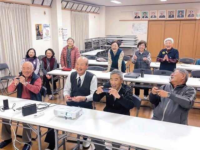大勢で集まってeスポーツを楽しむ老人クラブの皆さんの写真（写真提供：千葉市老人クラブ連合会）。