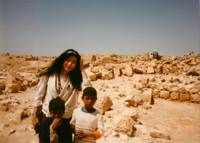 写真：筆者が20歳のころにイスラエルの旧約聖書の遺跡をバックにイスラエルの子供２人と一緒に撮影したことを表す写真。