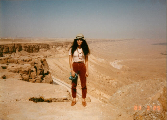 写真：筆者が20歳のころにイスラエルの旧約聖書の遺跡をバックに撮影したことを表す写真。